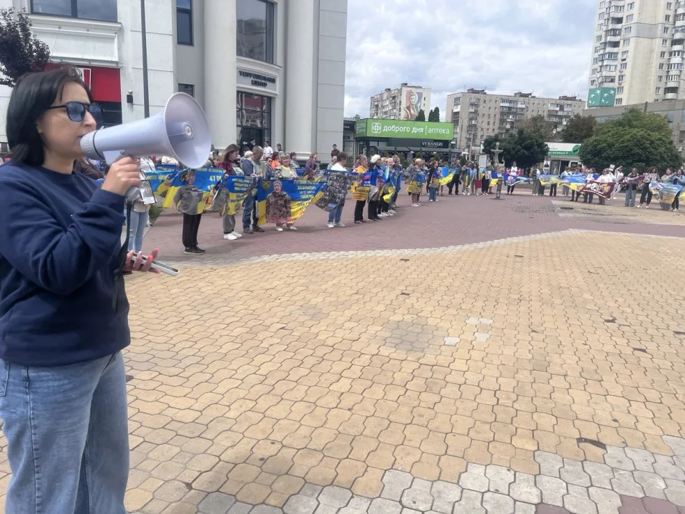 "Ні на землі, ні на небі нема": акція на підтримку полонених і безвісти зниклих відбулась у Хмельницькому