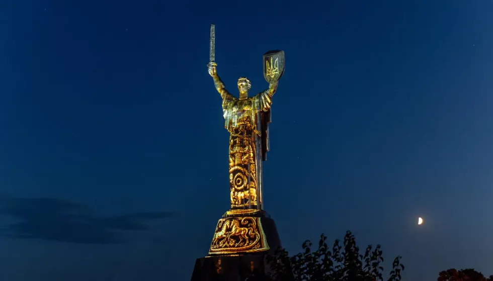 «Майбутнє памʼятає»: на монументі «Батьківщина-Мати» запустили світлову артінсталяцію до Дня Незалежності