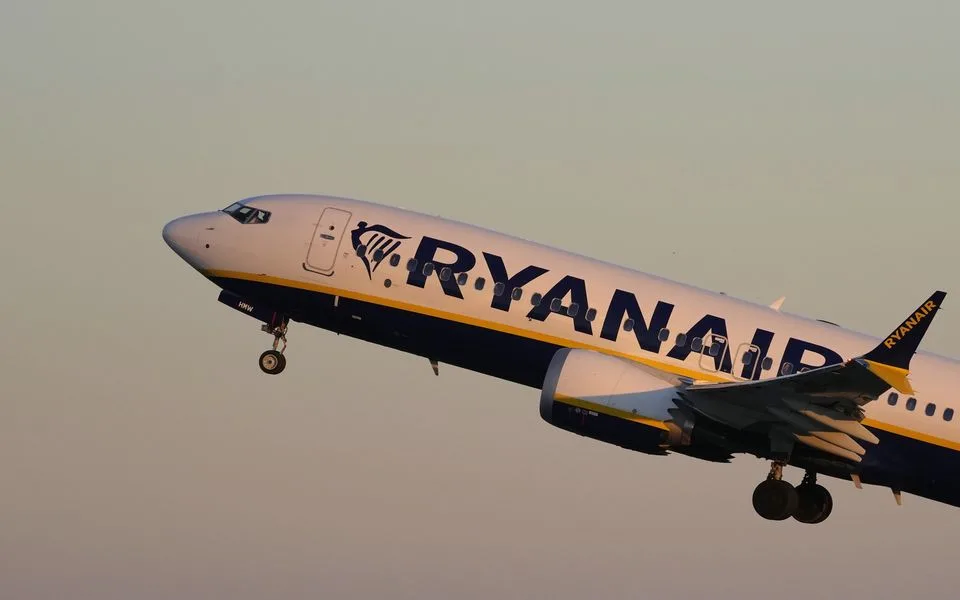Літак Ryanair повернувся до Салонік через відмову двигуна: один пасажир отримав травми
