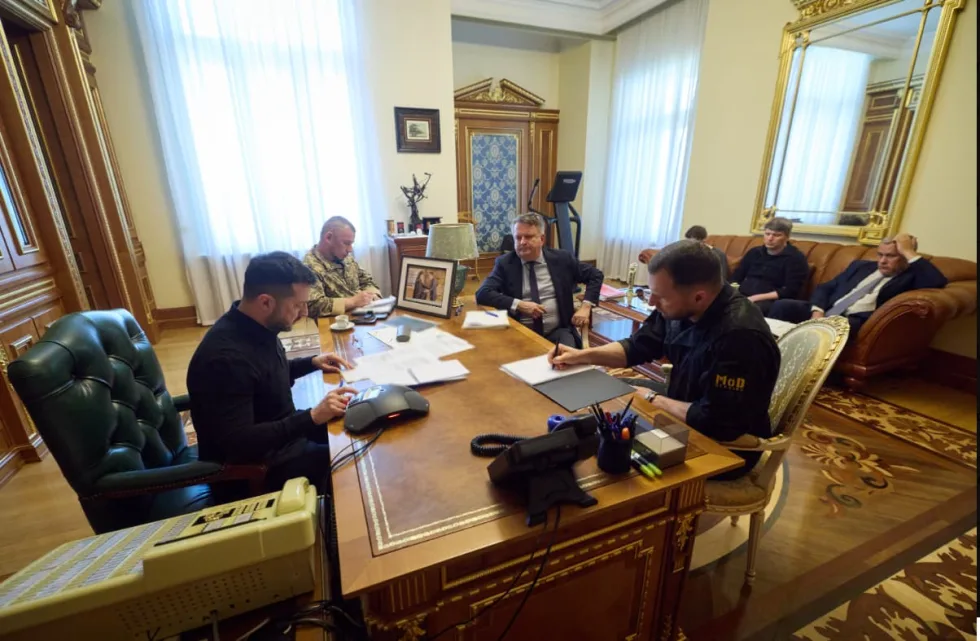 Прискорення поставок зброї і дипломатія: Зеленський дві години розмовляв з Макроном