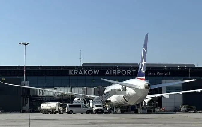 Над Краковом закривали небо і переспрямовували рейси через втрату зв’язку з літаком