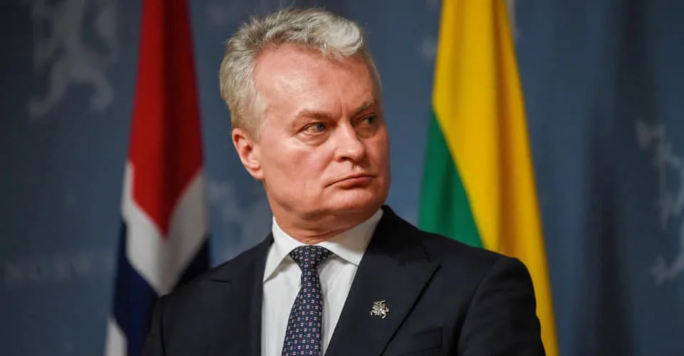 Президент Литви виступив українською на урочистостях до Дня прапора в Києві