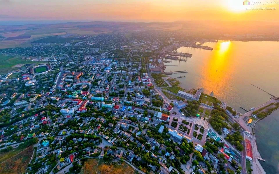 ЗСУ уразили танкер у морі та нафтовий термінал у Керчі. Мадяр пише про два судна – відео