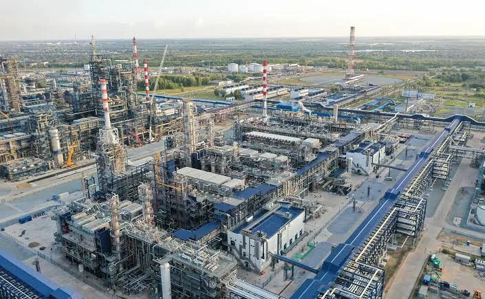 Сили оборони атакували Омський НПЗ за тисячі кілометрів від України – відео пожежі