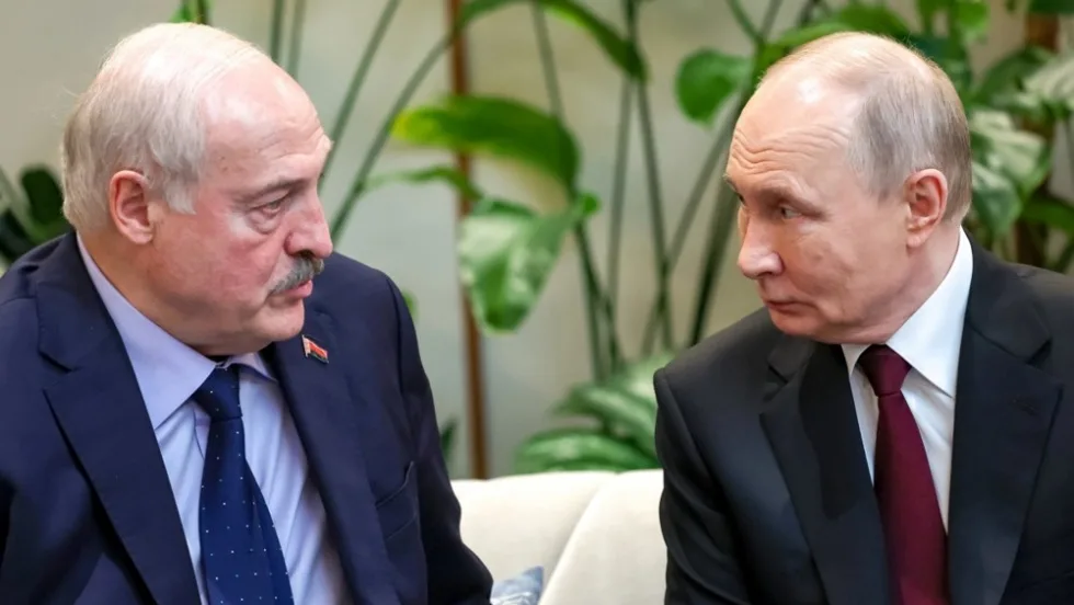 Лукашенко заявив військовим, що не кине їх на "бійню" в Україну. У Києві назвали причину