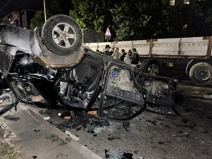 У Львові натовп перекинув і пошкодив авто ТЦК – відео