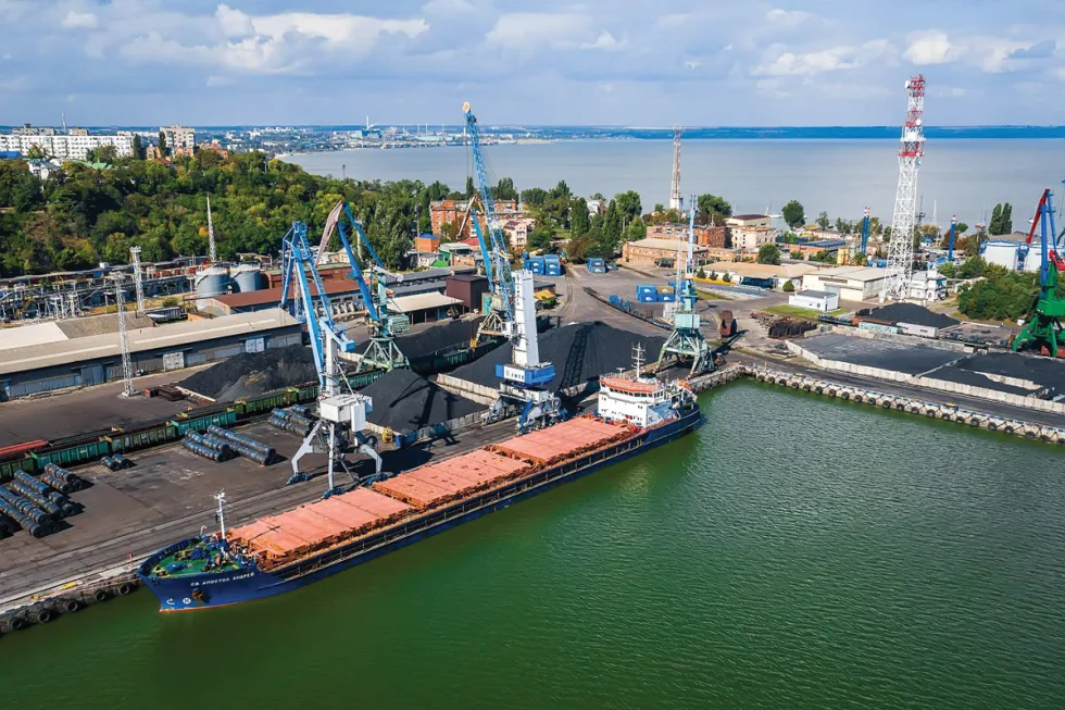 У Таганрозі горить морський порт після атаки дронів – відео
