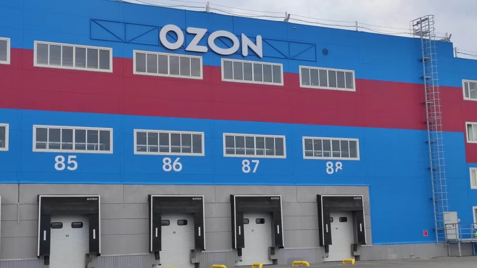 Дрони атакували Оренбург: горів склад маркетплейсу Ozon – відео