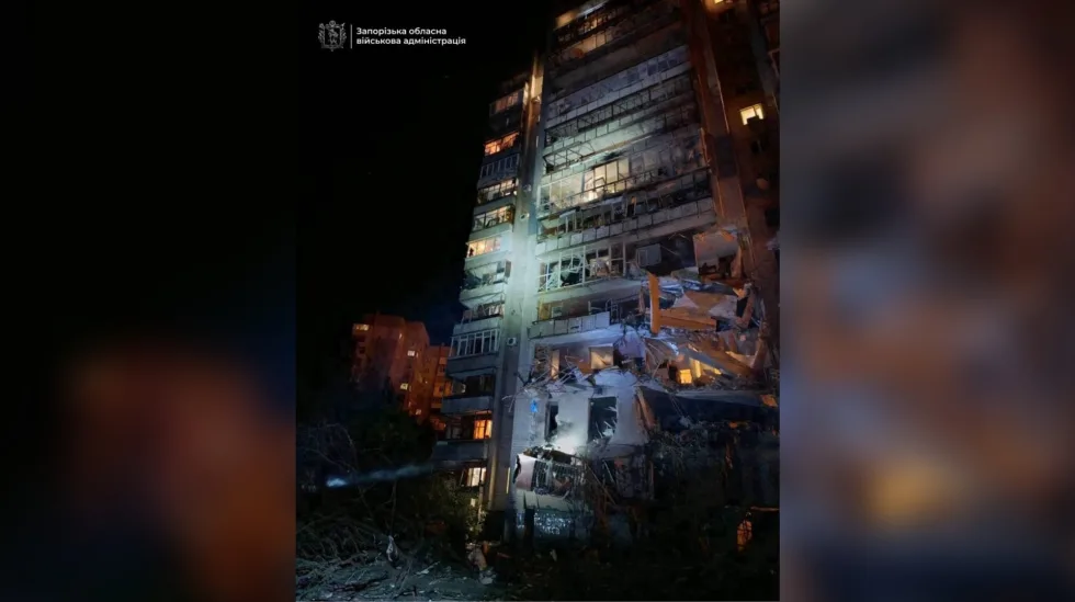 Росіяни поцілили у багатоповерхівку в Запоріжжі: поранено трьох людей, зокрема дитину – ОВА