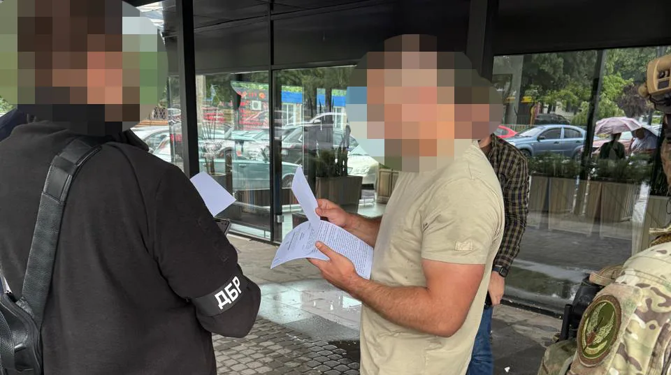 ДБР затримало бійця за підозрою у насильстві над побратимами у полку "Скеля"