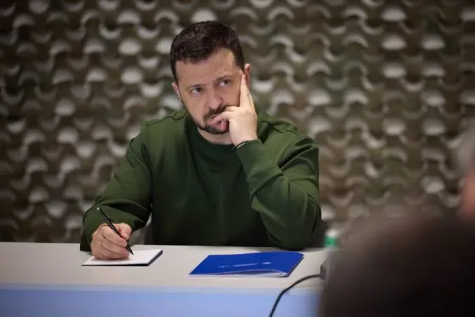 Зеленський на Ставці обговорив із зброярами збільшення виробництва дронів та РЕБів. МЗС та Міноборони мають залучити інвестиції