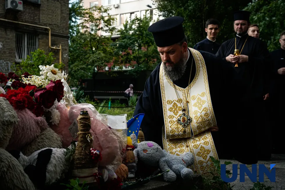У Києві ченці провели молитву за загиблими біля зруйнованого будинку