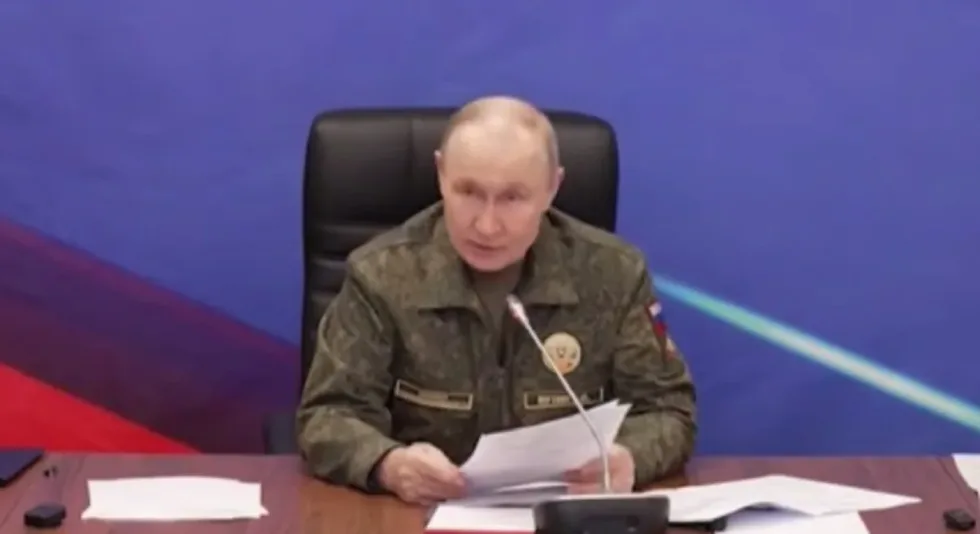 путін закликав продовжувати масовані удари по "військових об'єктах України"
