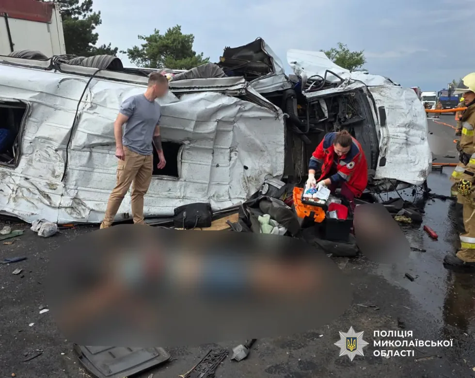 Маршрутка зіткнулася з вантажівкою на трасі з Одеси до Миколаєва, багато жертв