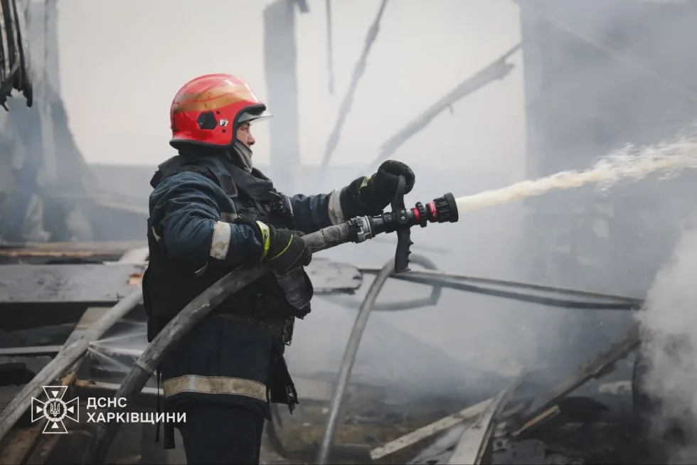 Ударний дрон рф атакував цивільне підприємство у Харкові: загорілись вантажівки, постраждали жінка та дитина
