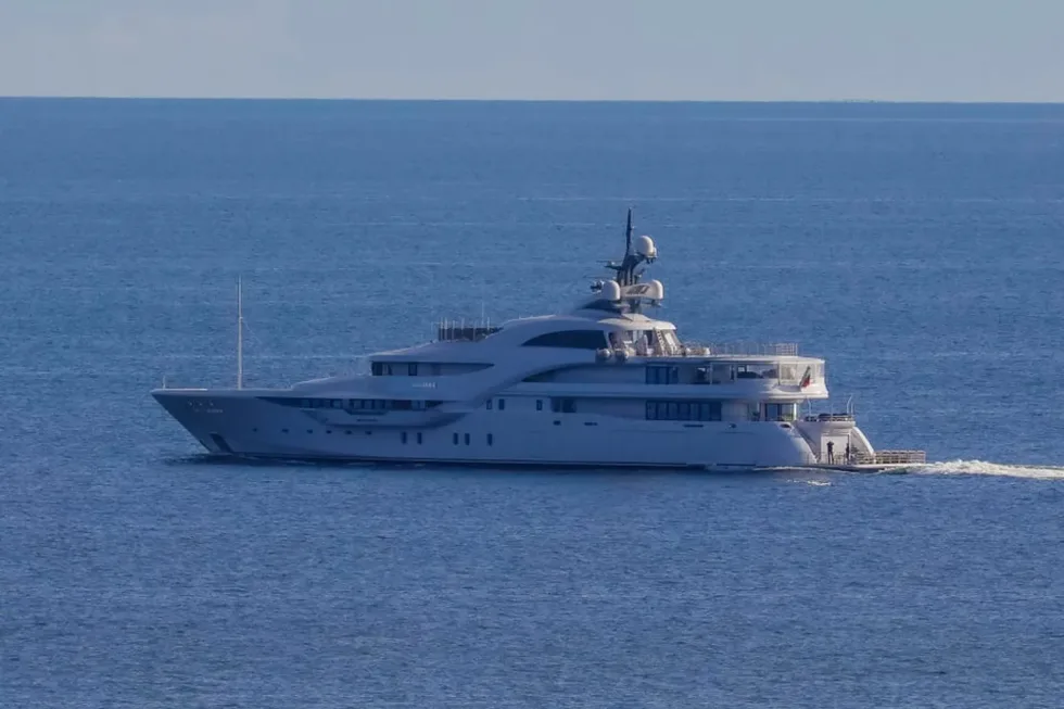 Суперяхта путіна залишає Балтійське море під охороною військових кораблів через загрозу українських дронів – ЗМІ