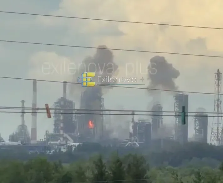 У рф фіксують дронову атаку на Омський НПЗ за тисячі кілометрів від кордону