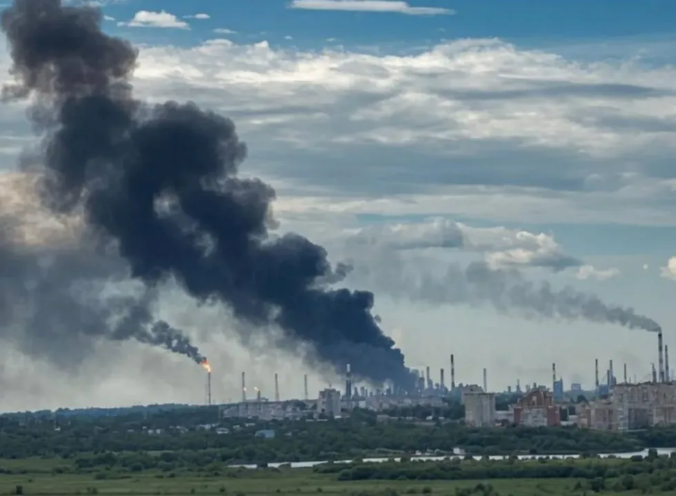 “Омський НПЗ зустрічає новий FP-1”: Генштаб підтвердив ураження найбільшого нафтопереробного заводу росії за 2500 км від кордону України