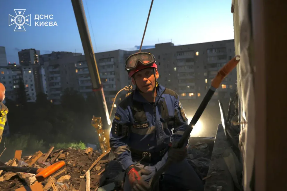 У Києві всю ніч працювали рятувальники на двох локаціях після атаки рф, в одному районі роботи тривають