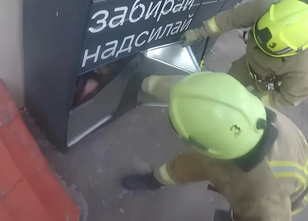У Рівному дівчина застрягла у комірці поштомату - визволяли рятувальники