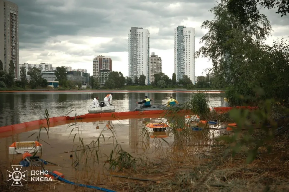 У Києві шосту добу ліквідовують забруднення озера Кирилівського нафтопродуктами після обстрілу рф