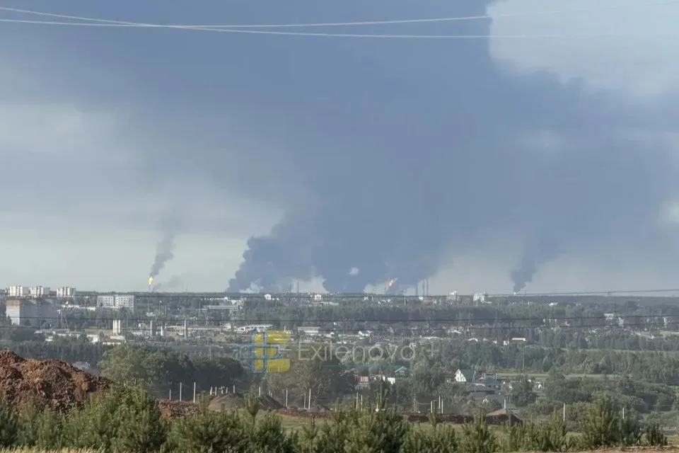 У нижньокамську в рф після атаки дронів фіксують пожежу в промзоні з НПЗ