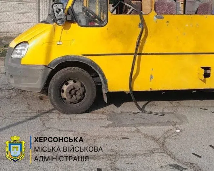 У Херсоні російський дрон атакував маршрутку, є загибла і поранені