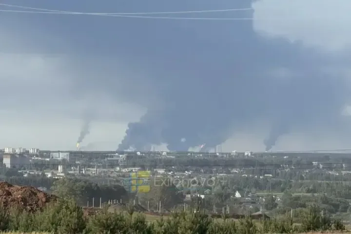 Зеленський про нові ураження російських НПЗ: українські далекобійні санкції сьогодні досягли 1500 км від лінії фронту