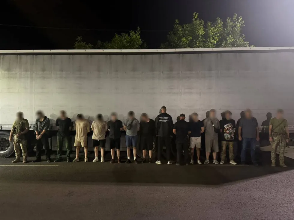 На кордоні на Одещині виявили 10 чоловіків у вантажівці зі стаканами та кришками, що прямувала до Молдови