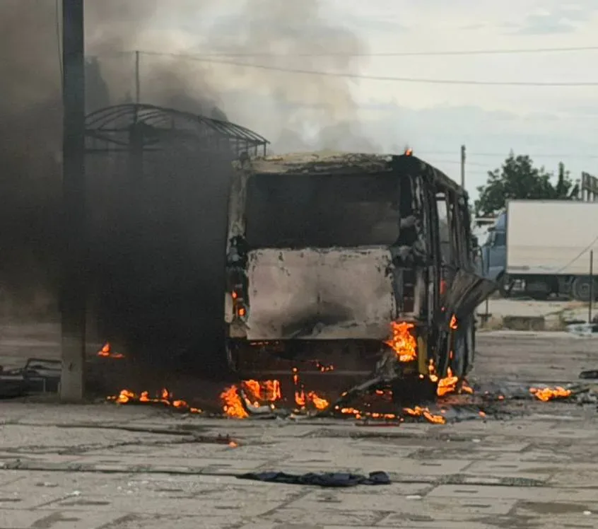 рф атакувала Одесу балістикою: загорілися вантажні й легкові авто, а також маршрутний мікроавтобус