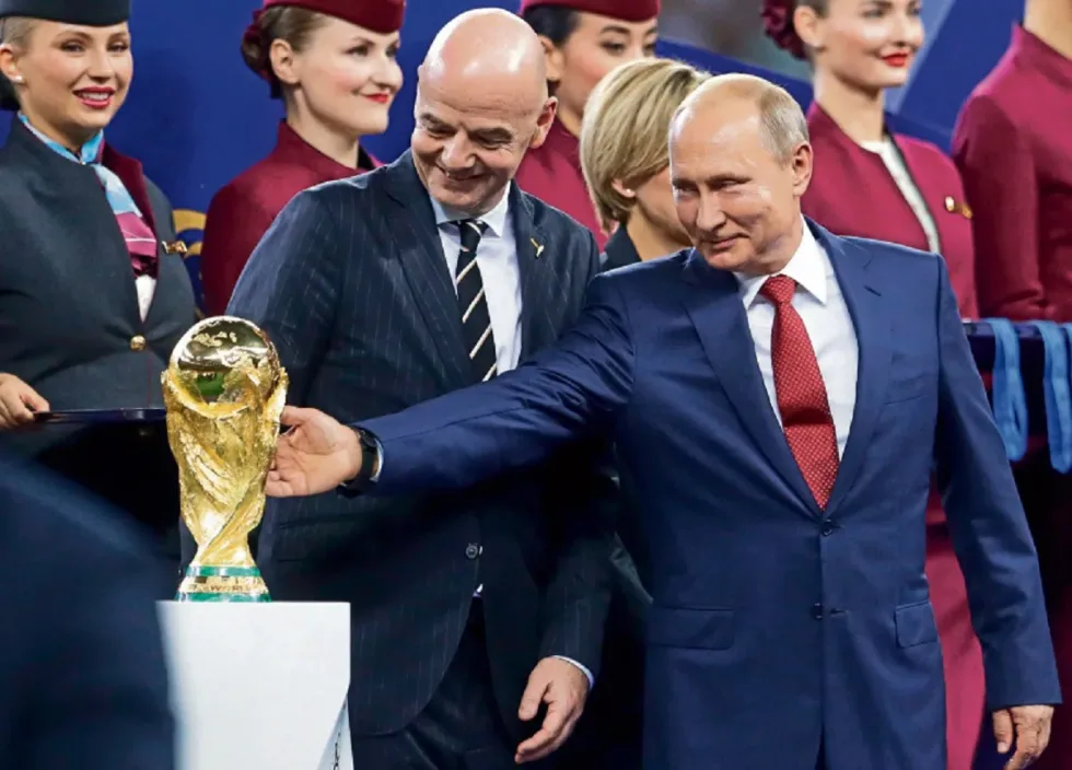 УЄФА блокуватиме повернення російських команд у світовий футбол - The Guardian