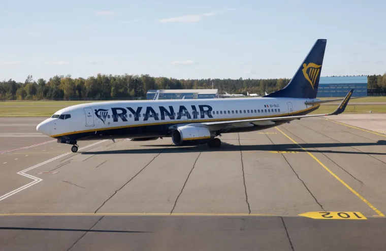 Літак Ryanair здійснив екстрену посадку в Греції після пошкодження вікна під час польоту