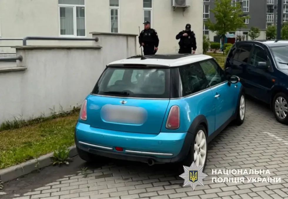 У Львові знайшли тіло чоловіка з вогнепальним пораненням в авто Mini Cooper