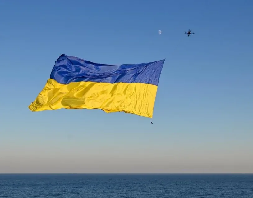 Величезний прапор України замайорів над Чорним морем: полотно розміром 12 на 6 метрів розгорнув дрон