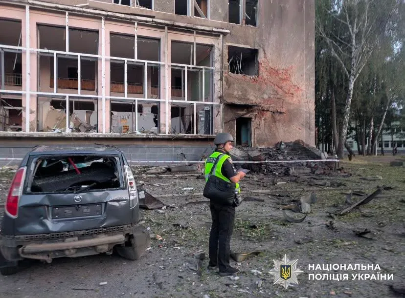 росіяни атакували центр Мени на Чернігівщині, поранено 12 людей, серед них 4 діти