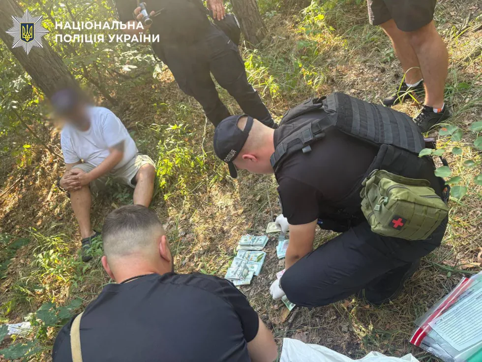 У Києві чоловік вкрав у сусіда сейф із коштами та коштовностями на 2 млн гривень і закопав у лісі