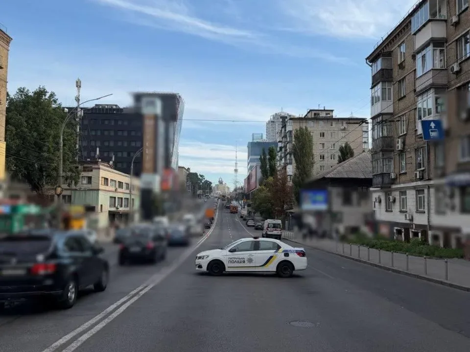 Сильна пожежа перекрила рух на одній з вулиць у Києві