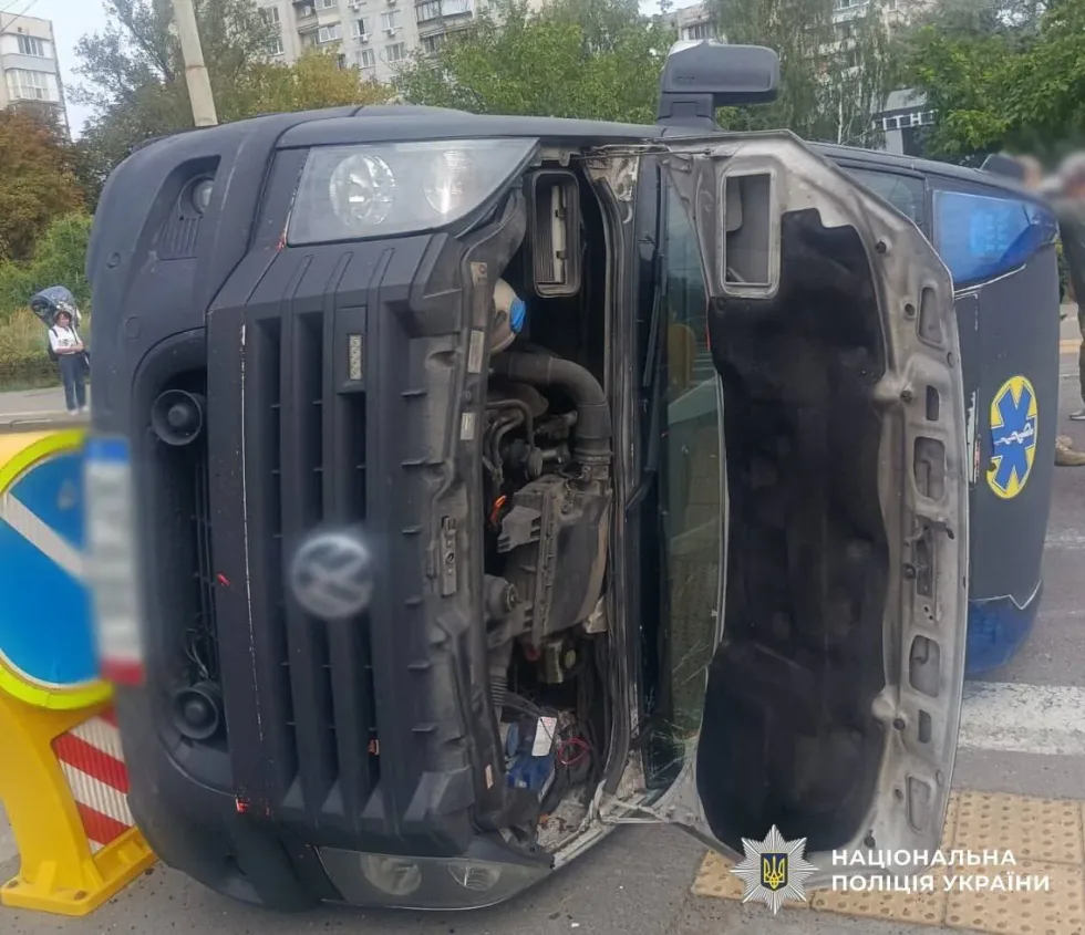 У Києві Volkswagen із маячками проїхав на "червоний" і потрапив у ДТП, постраждали 8 людей