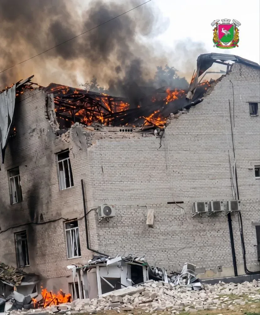 Окупанти двічі вдарили по бізнес-центру в Лозовій, відомо про 10 поранених - мер