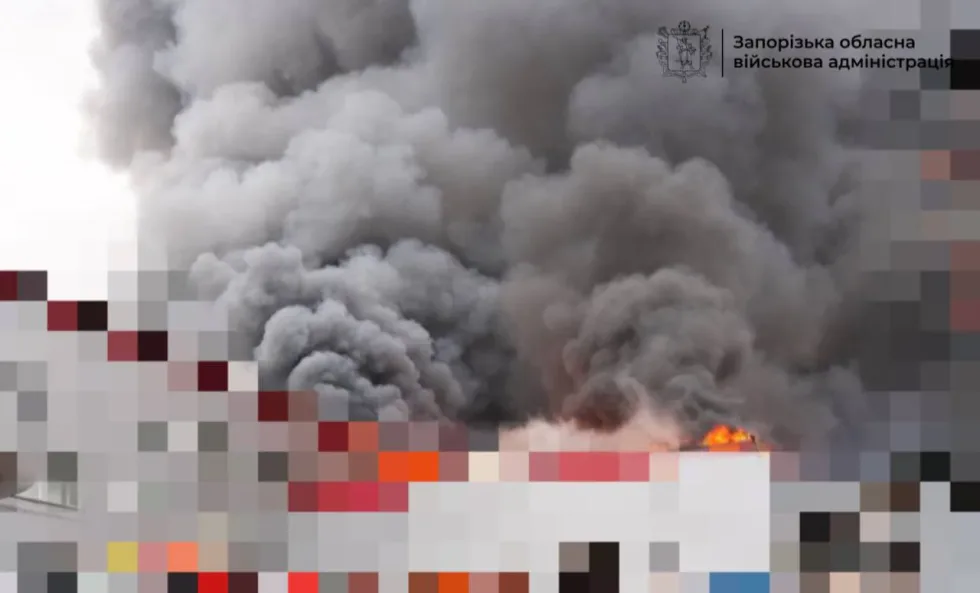 росія атакувала підприємство в Запоріжжі, спалахнула пожежа